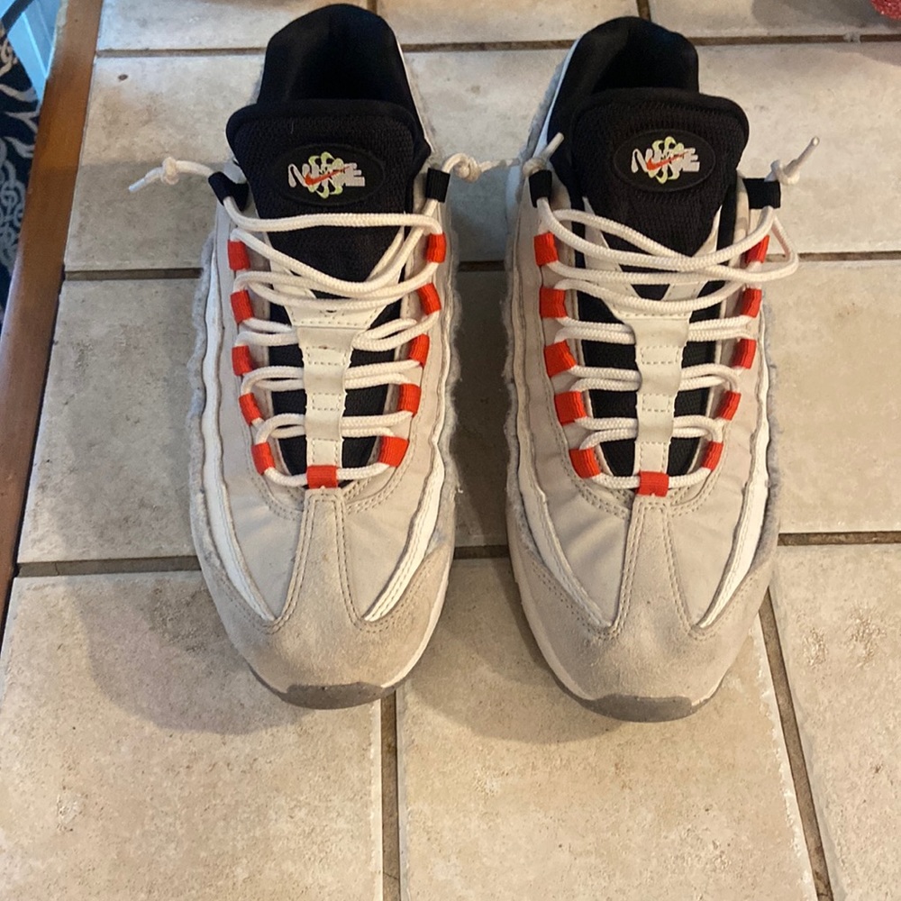 Men’s size 8.5 “Airmax 95”